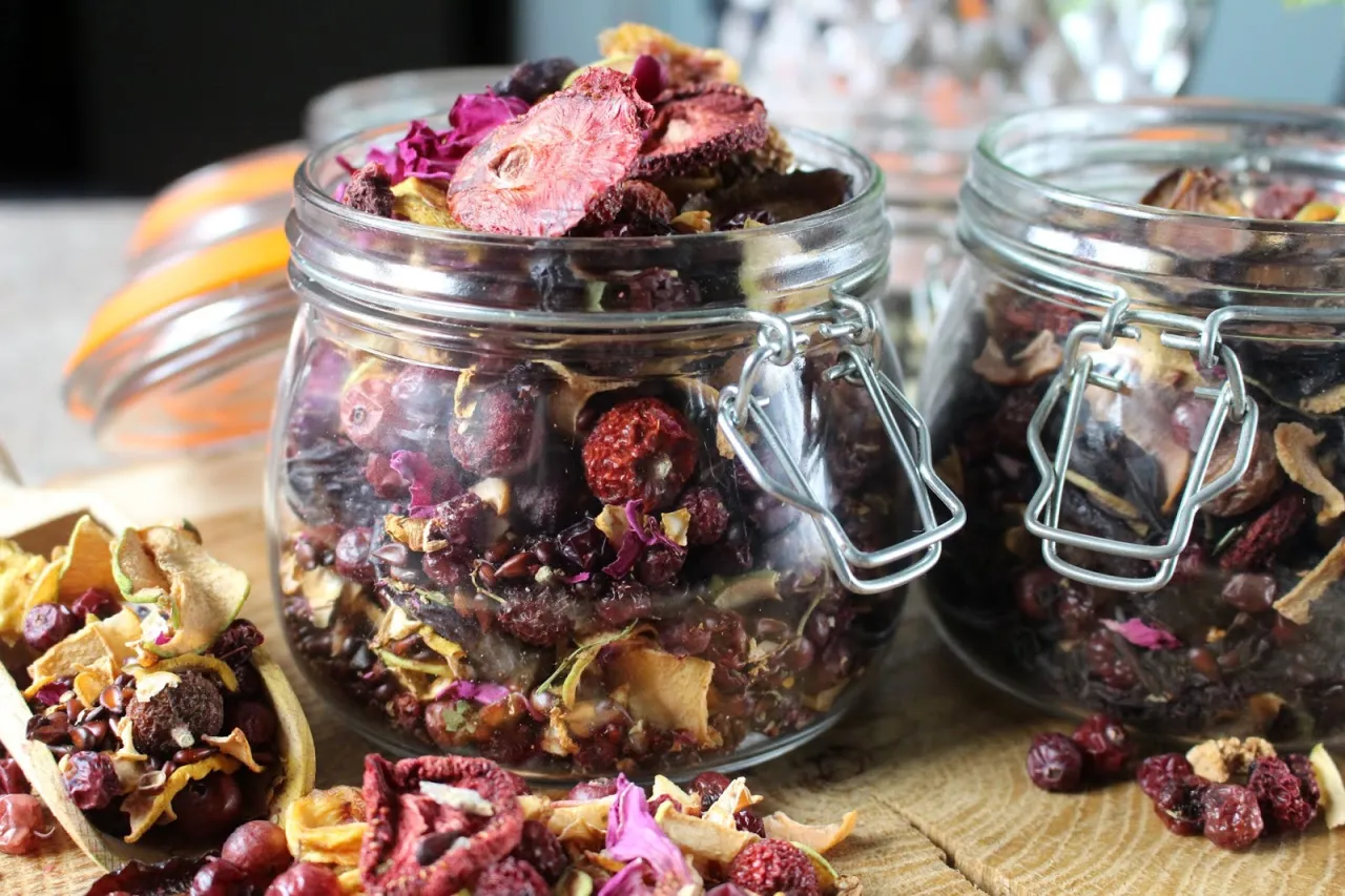 Zdjęcie Jak przygotować aromatyczną herbatę z suszonych owoców w domowym zaciszu