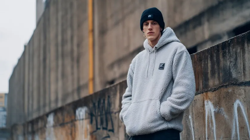 Zdjęcie Bluza crewneck – co to znaczy i dlaczego warto ją mieć w szafie?