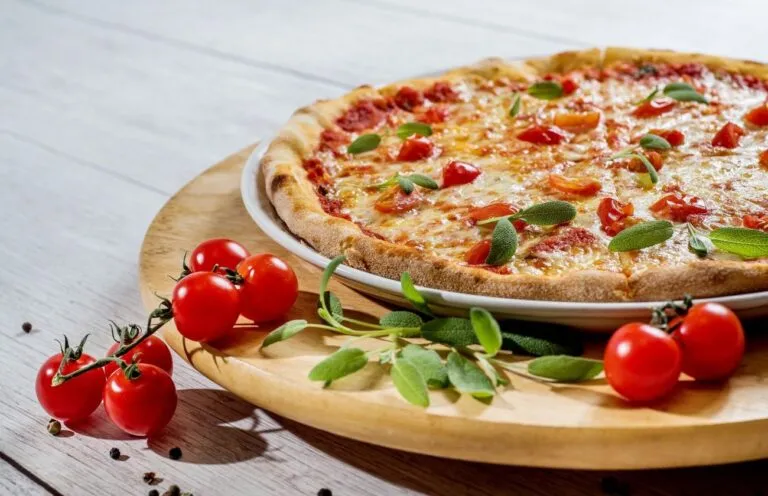 Zdjęcie Jak podgrzać pizzę w mikrofali bez rozmoknięcia? Sprawdzone sposoby