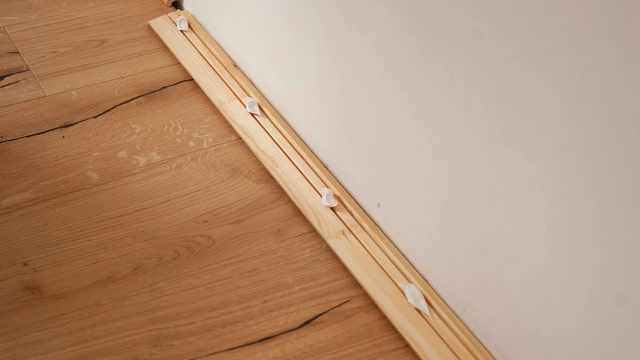 Zdjęcie Montaż listew przypodłogowych: perfekcyjne narożniki, bez błędów