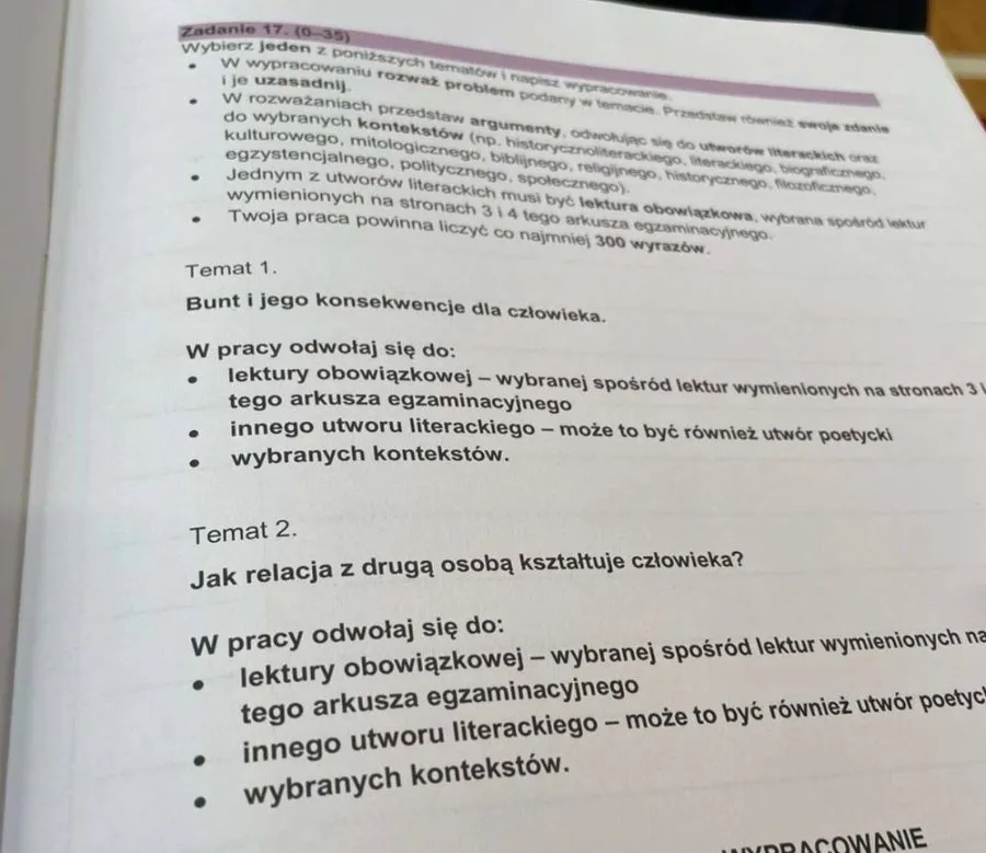Zdjęcie Motyw tożsamości w literaturze: jak kształtuje nasze postrzeganie siebie