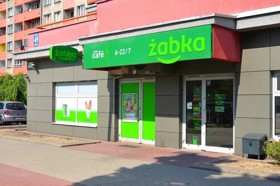 Zdjęcie Ile zarabia pracownik Żabki? Zaskakujące różnice w wynagrodzeniu