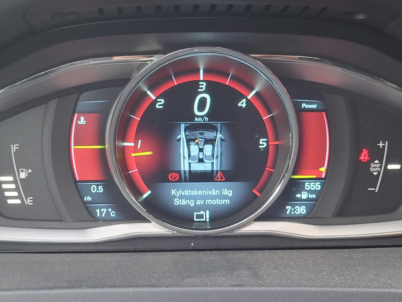 Zdjęcie Kühlflüssigkeit nachfüllen im Volvo V70: So vermeiden Sie Motorschäden