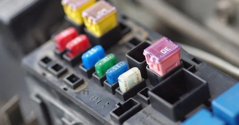 Zdjęcie Bezpiecznik: Klucz do bezpieczeństwa instalacji elektrycznej i ochrona przed przeciążeniem