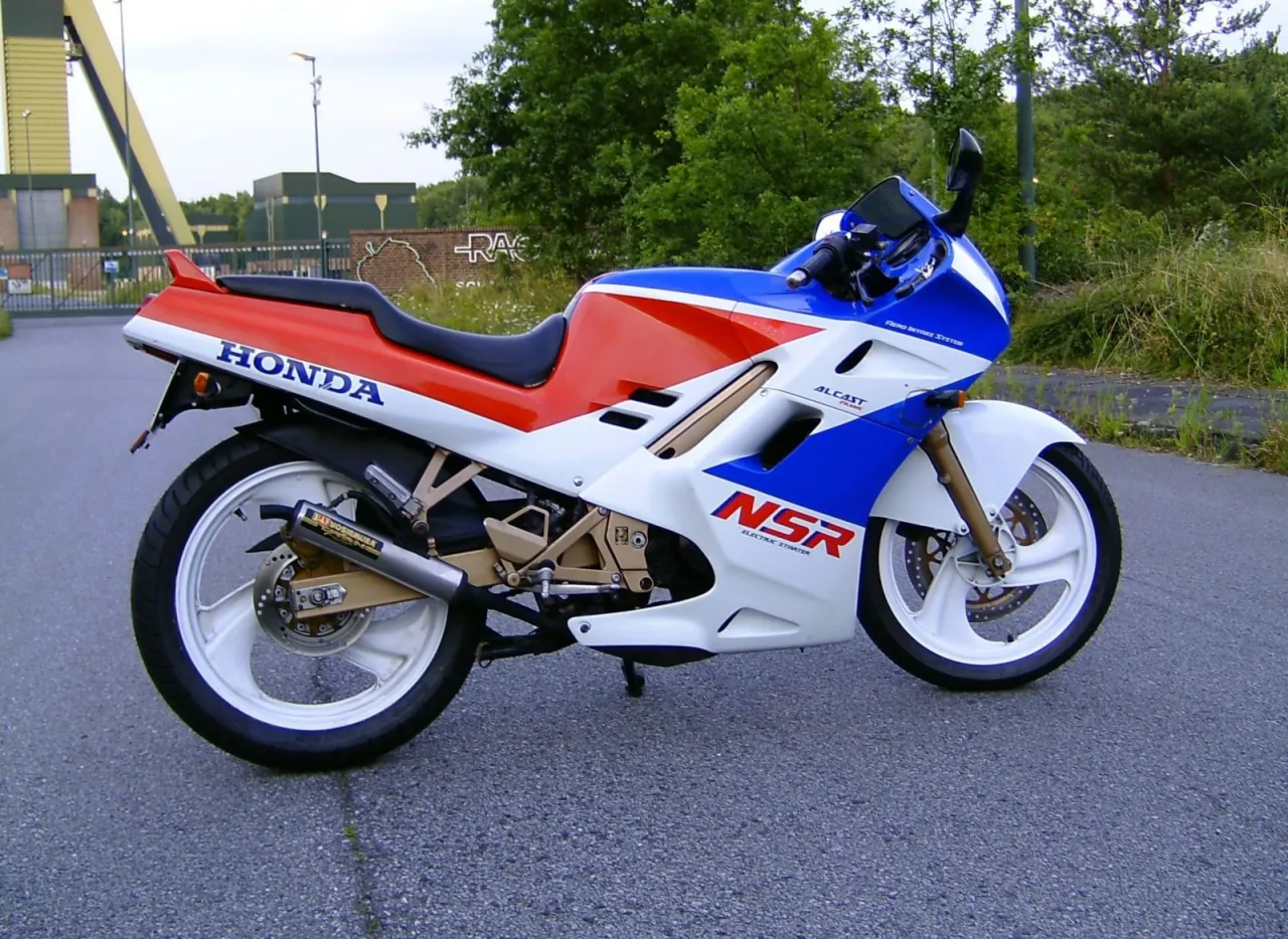Zdjęcie Pojemność baku Honda NSR 125 – co musisz wiedzieć przed zakupem