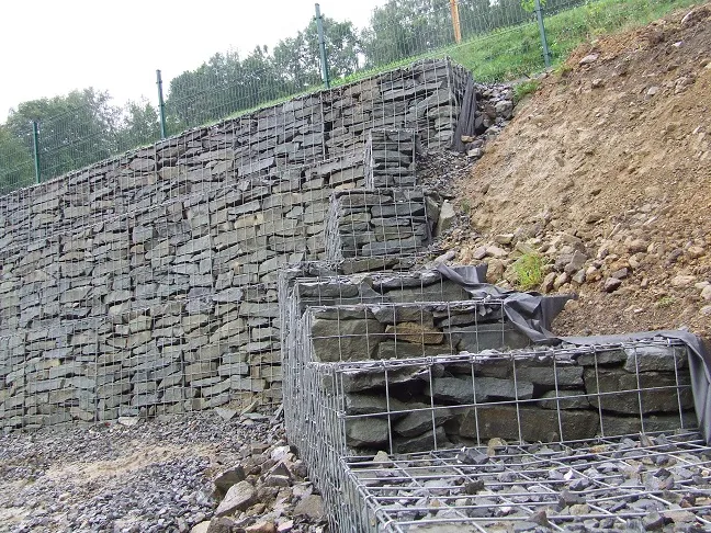 Zdjęcie Mur oporowy z koszy gabionowych: skuteczna stabilizacja terenu