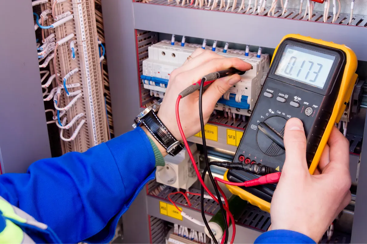 Zdjęcie Ile zarabia elektryk miesięcznie? Sprawdź, czy to opłacalny zawód w Polsce