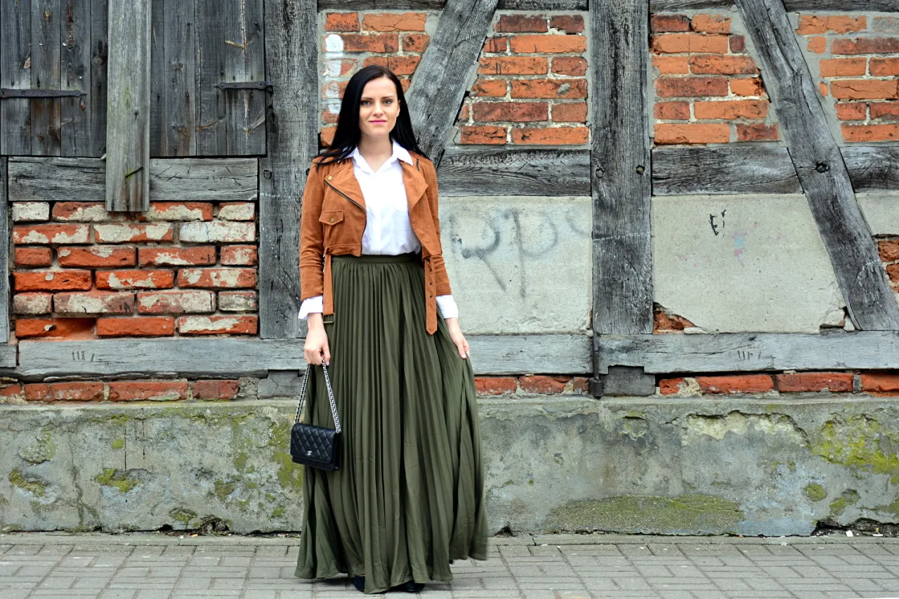 Zdjęcie Co założyć do plisowanej spódnicy? Stylizacje na każdą okazję i porę roku
