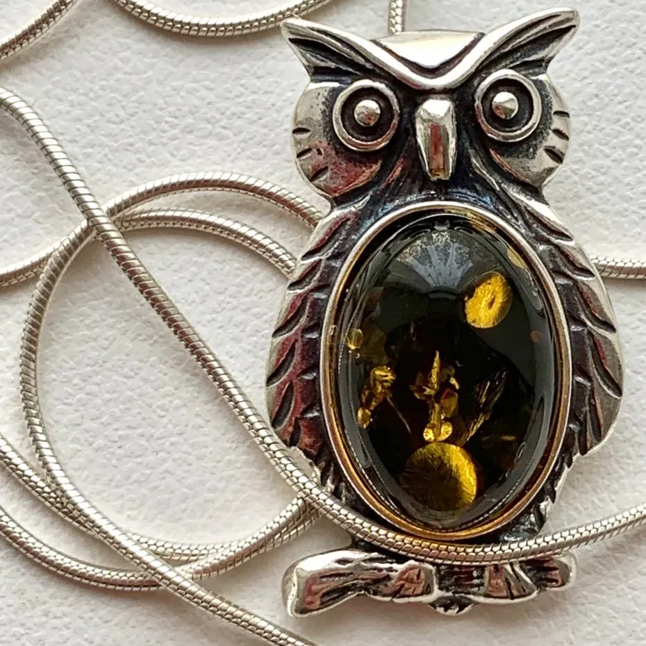 Zdjęcie Wisiorek sowa znaczenie: odkryj ukryte symbole i ich moc