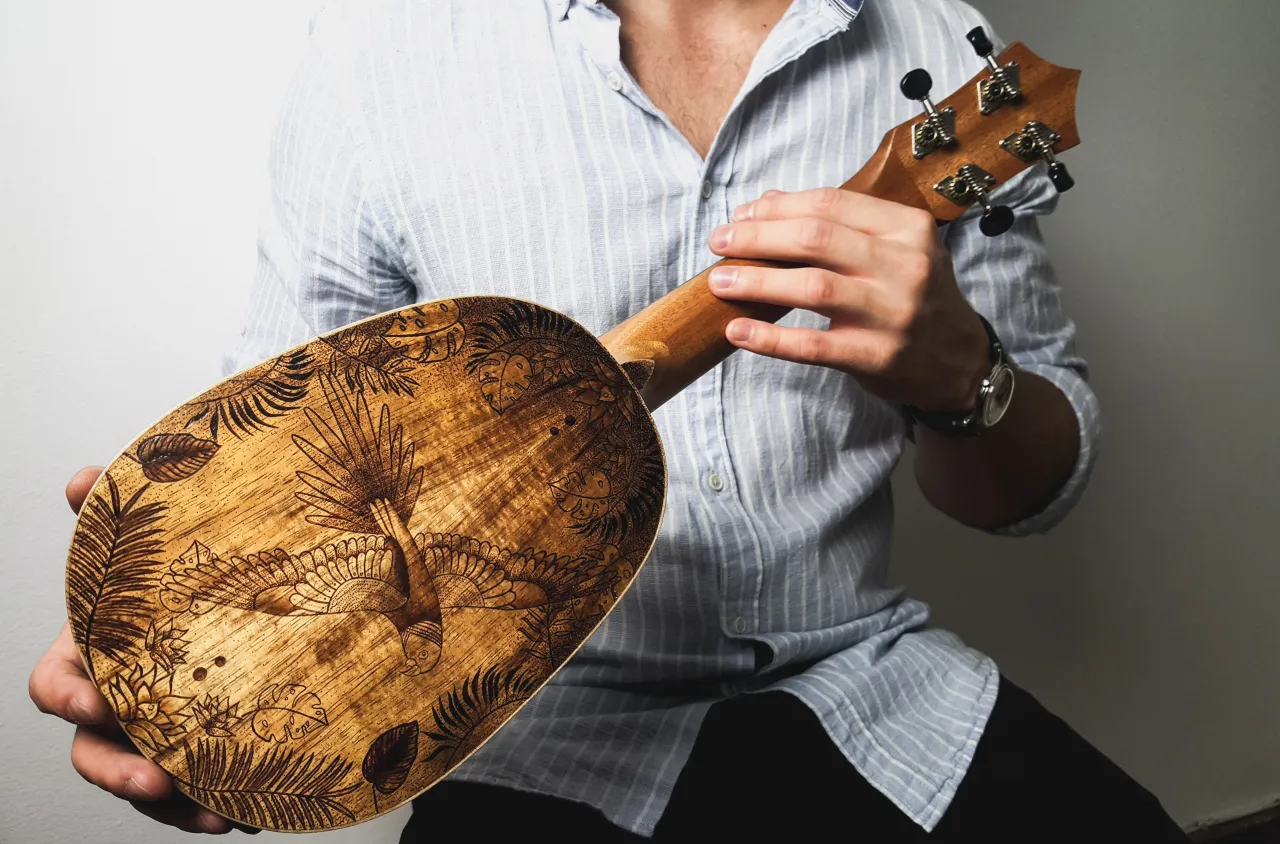 Zdjęcie Jak łatwo i szybko założyć pasek na ukulele – krok po kroku z poradami