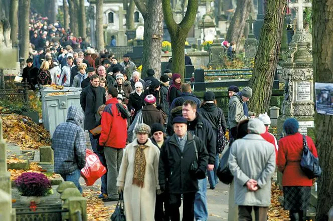 Zdjęcie Elegancki outfit na Wszystkich Świętych: jak dobrać odpowiedni strój