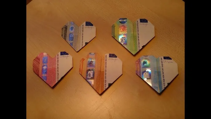 Zdjęcie Serduszka z banknotów w prostej kopercie z kółek