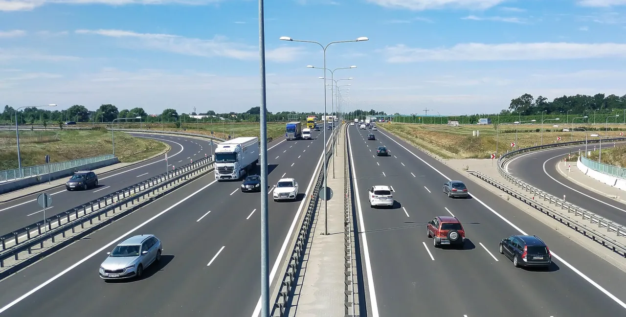 Zdjęcie Czy na S2 jest zakaz dla ciężarówek? Sprawdź aktualne przepisy ruchu