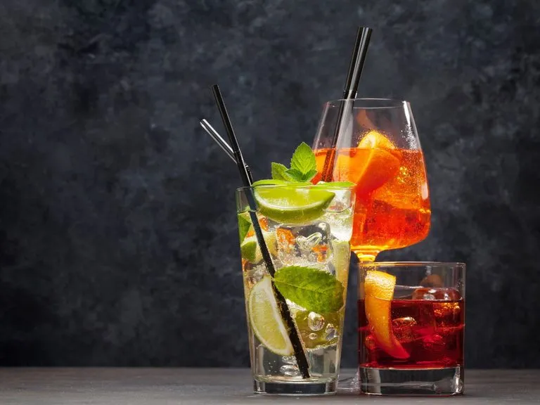 Zdjęcie Proste drinki imprezowe, które zachwycą gości – przepisy i porady na udaną imprezę