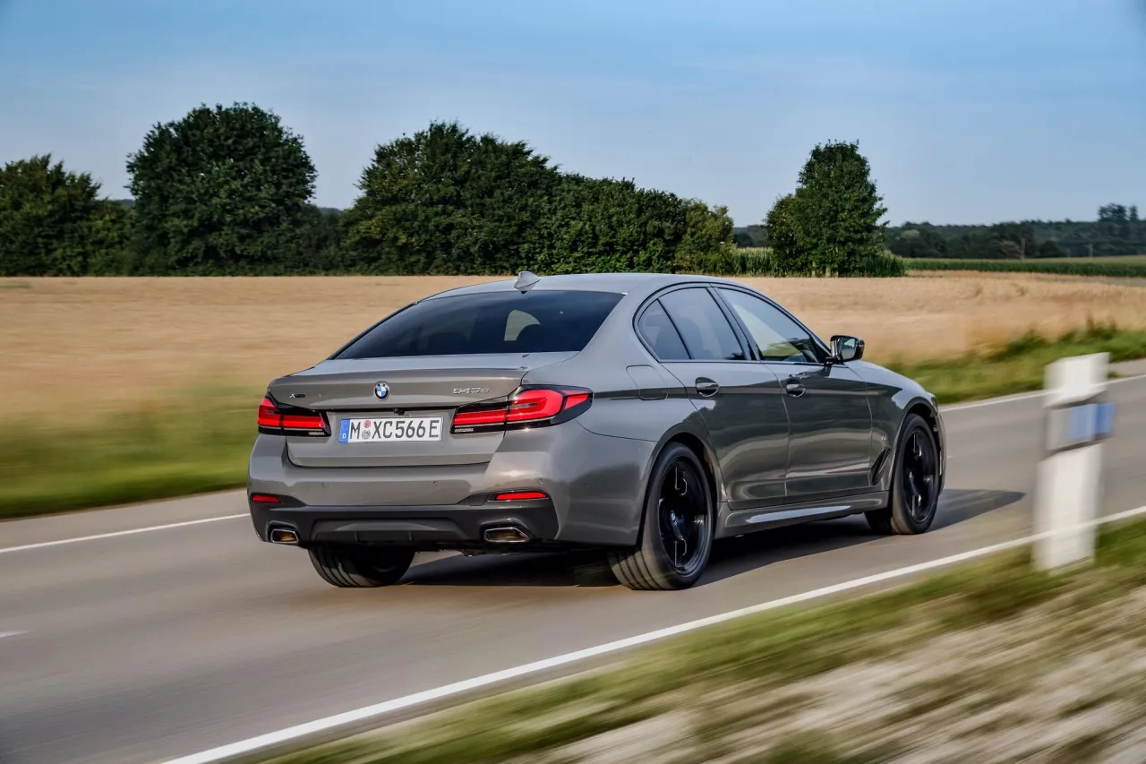 Zdjęcie BMW 545e: Moc i Efektywność w Jednym - Techniczne Szczegóły