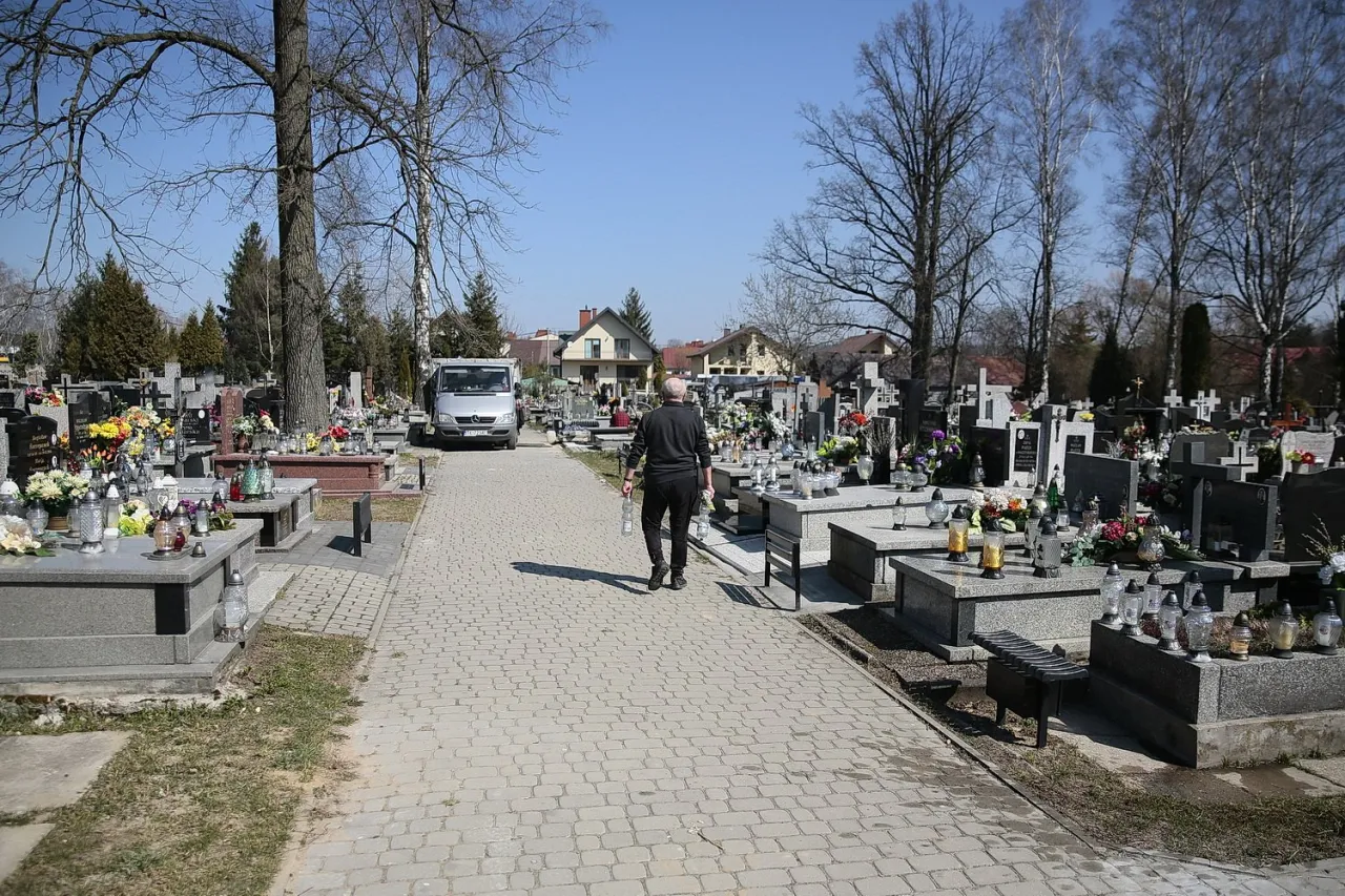 Zdjęcie Ile kosztuje miejsce na cmentarzu w Warszawie? Ceny, które zaskakują