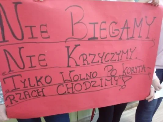 Zdjęcie Jak narysować zakaz biegania po szkolnych korytarzach - proste porady