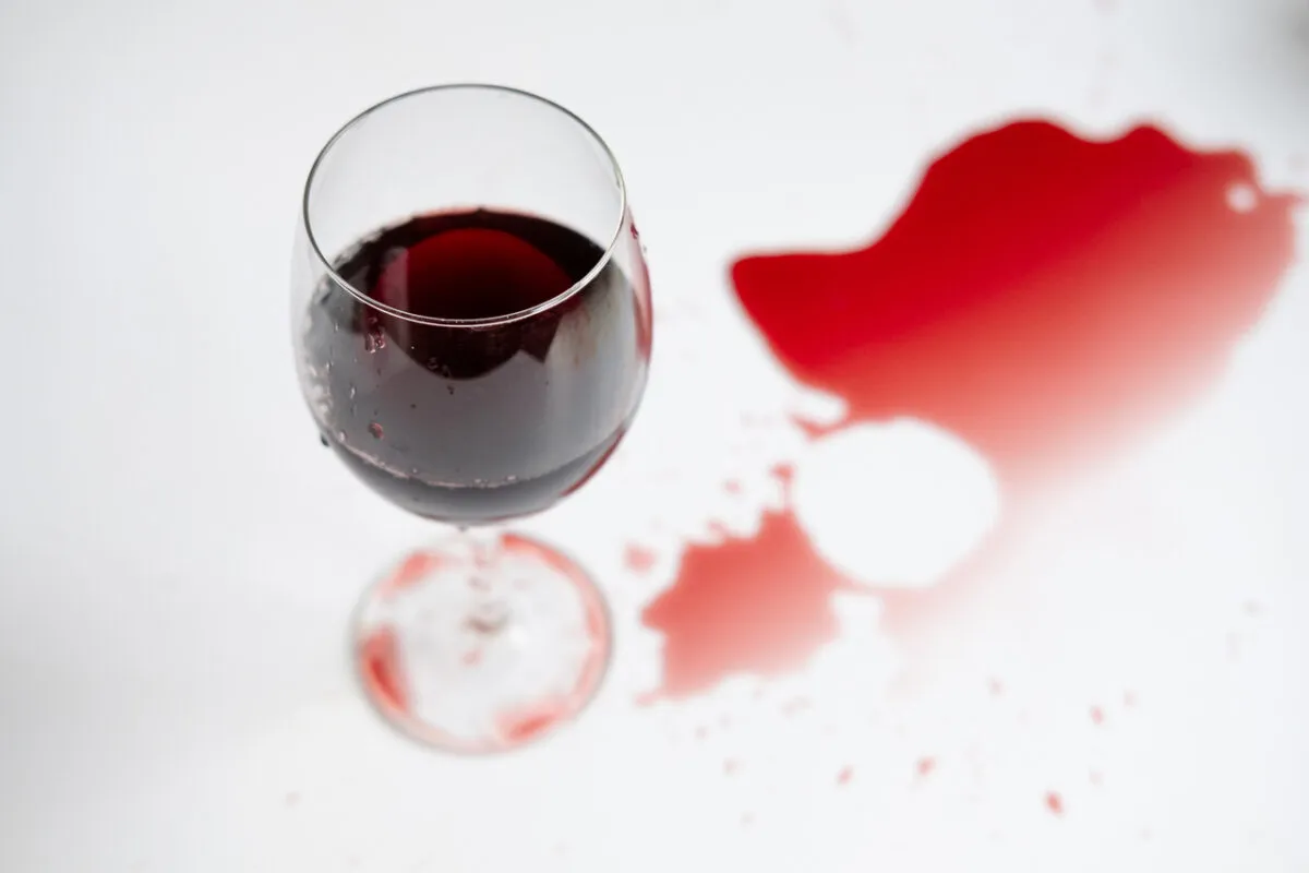 Zdjęcie Jak sprać czerwone wino z białej bluzki - sprawdzone metody na plamy