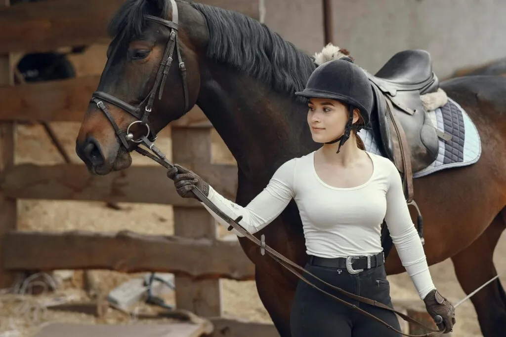 Zdjęcie Czapka do jazdy konnej - dlaczego kask jeździecki to must-have dla jeźdźców