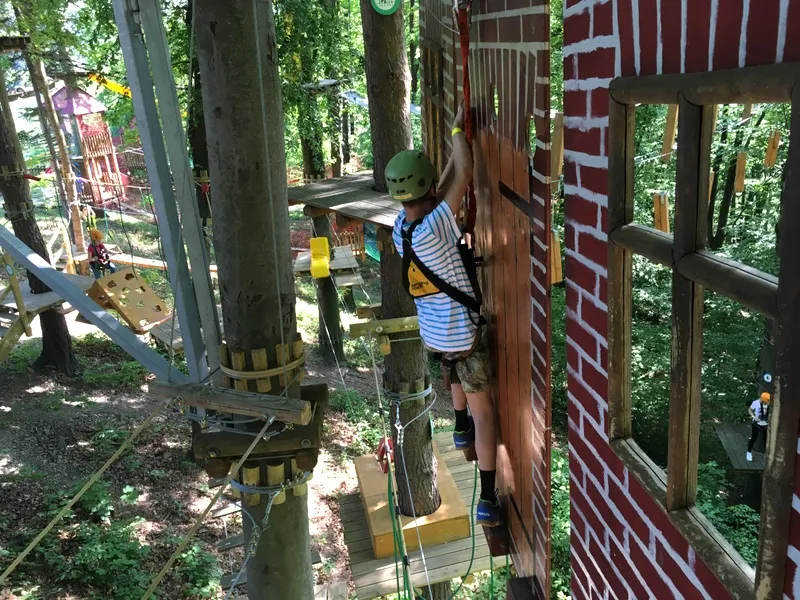 Zdjęcie Park linowy Żar - emocjonujące trasy i bezpieczeństwo dla każdego