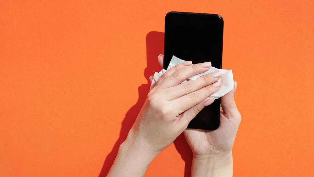 Zdjęcie Czym czyścić telefon, by uniknąć zarysowań i uszkodzeń?