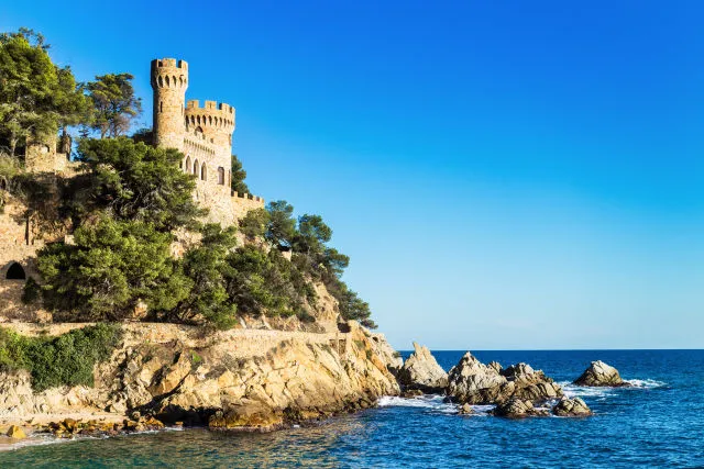 Zdjęcie Ile trwa lot na Costa Brava? Poznaj zaskakujące fakty o czasie podróży