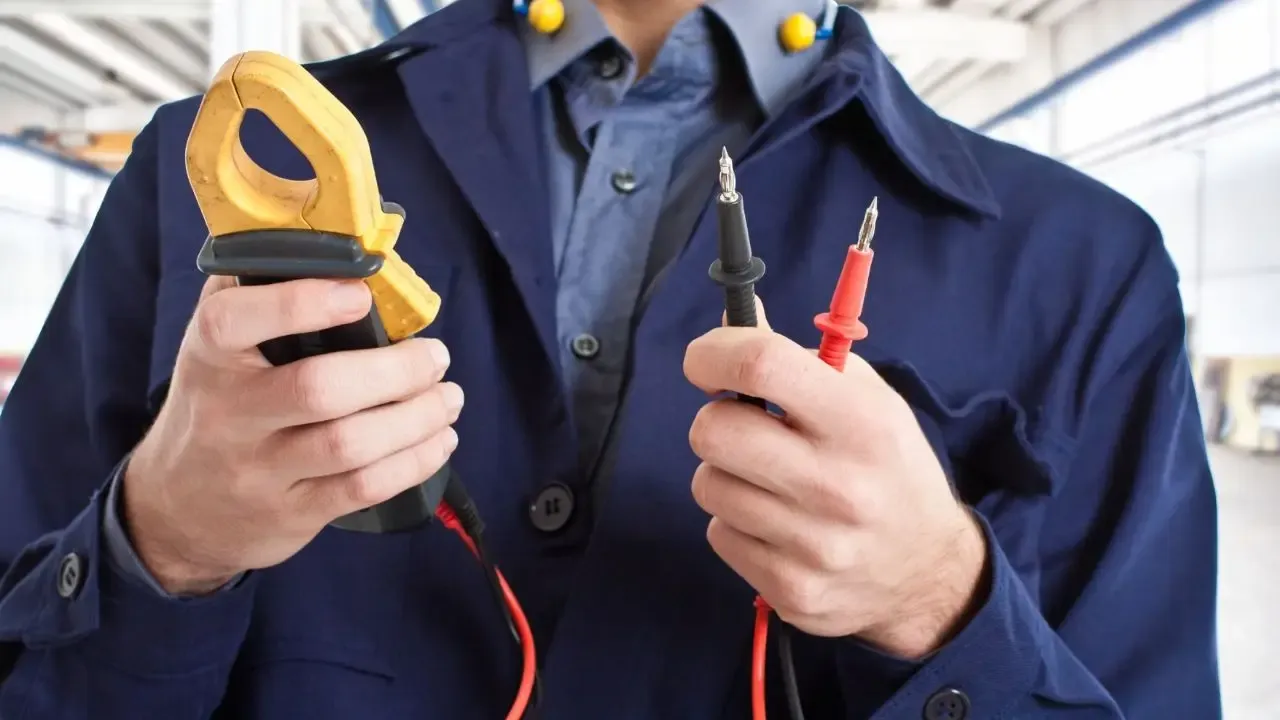 Zdjęcie Ile zarabia elektryk na godzinę? Zaskakujące różnice w stawkach