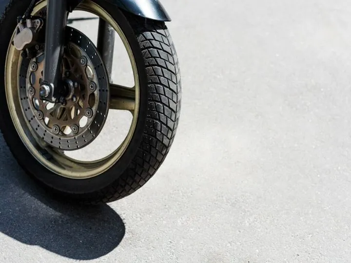 Zdjęcie Jakie opony do motocykla wybrać, aby uniknąć niebezpieczeństw na drodze?