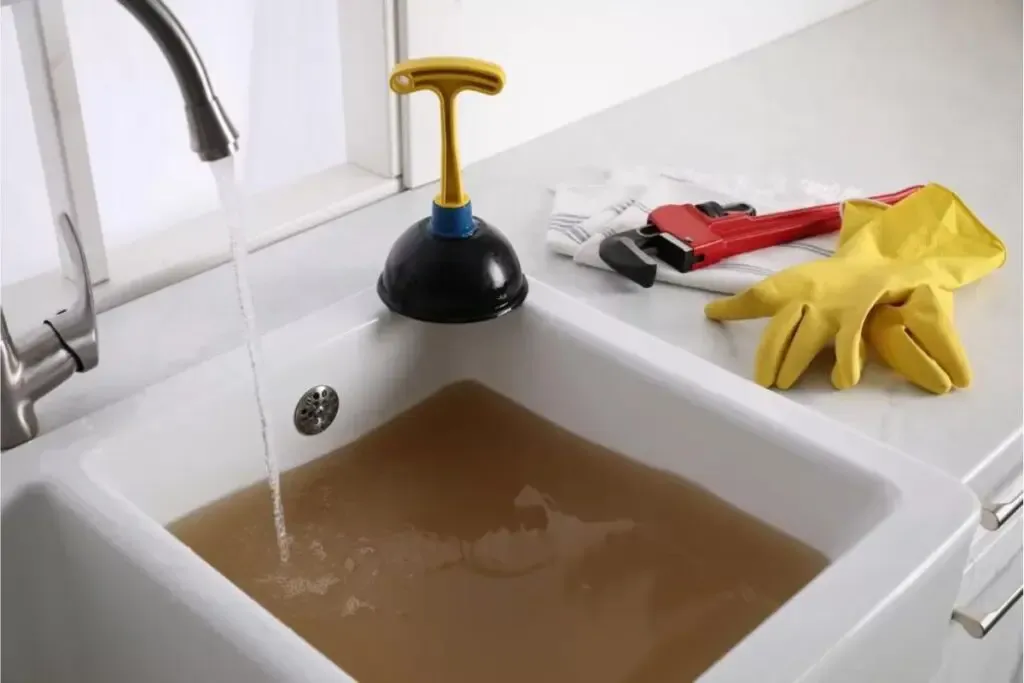 Zdjęcie 5 sprawdzonych sposobów jak odetkać zlew w łazience bez wzywania hydraulika