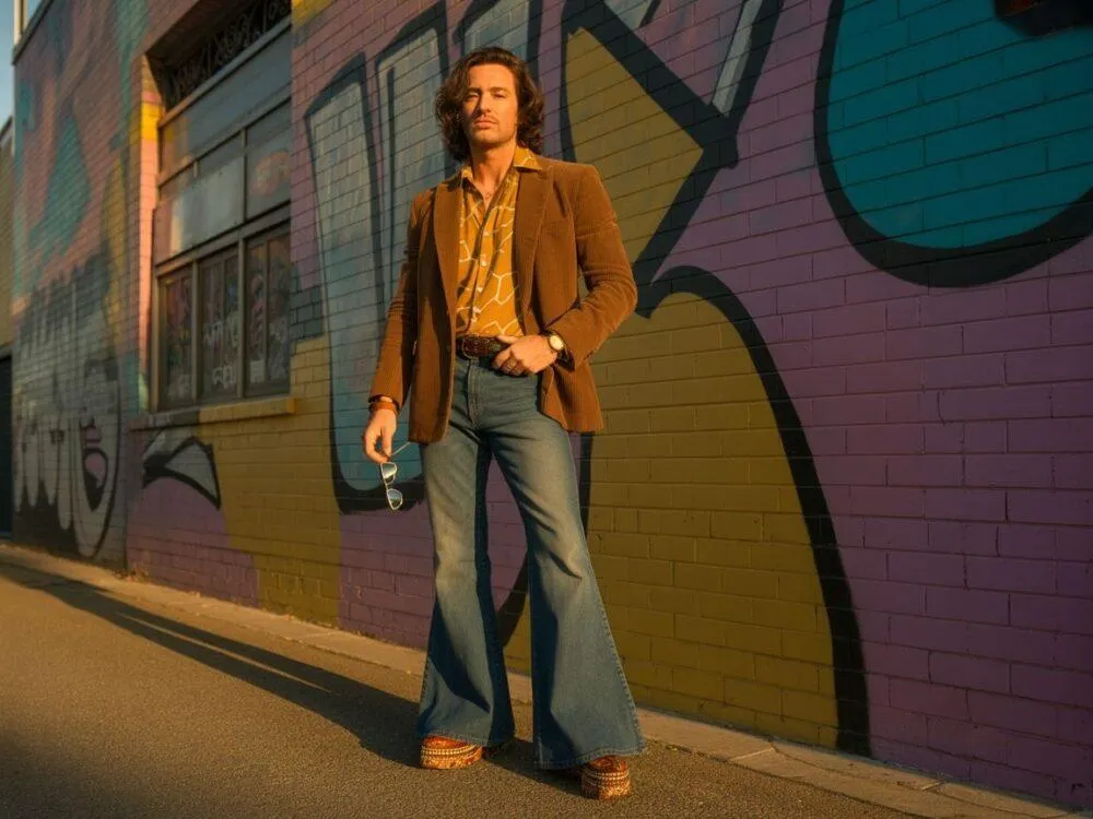 Zdjęcie Strój lat 70.: Inspiracje i porady, jak stworzyć look dekady