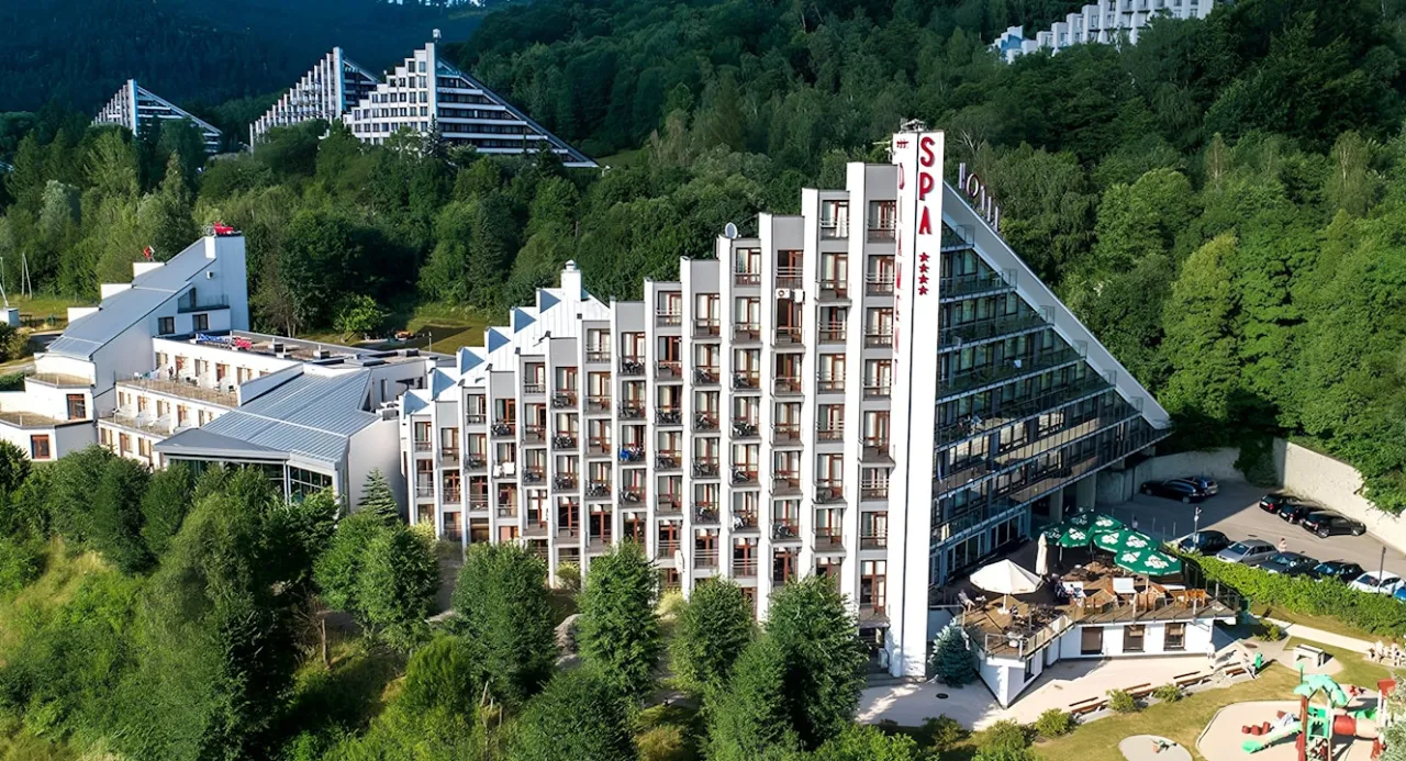 Zdjęcie Jak dojechać z Warszawy do Ustronia Górskiego - najlepsze opcje transportu