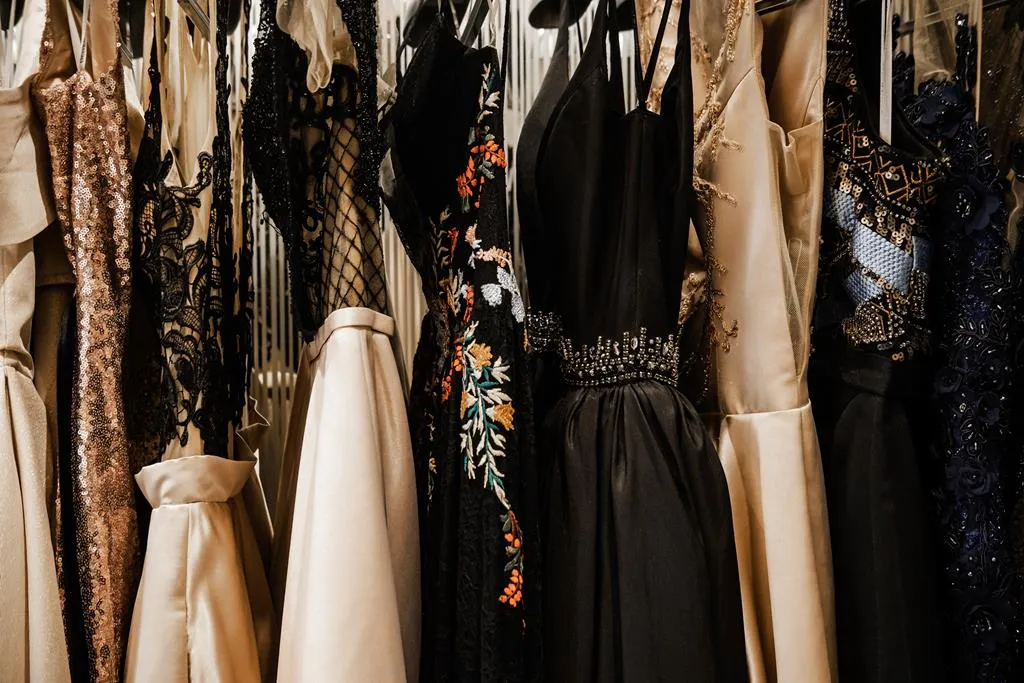 Zdjęcie W co się ubrać na bal: eleganckie stylizacje na karnawał, które zachwycą