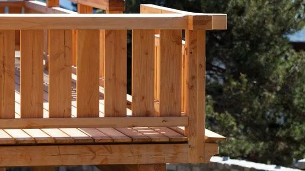 Zdjęcie Mocowanie balustrady drewnianej: krok po kroku dla majsterkowiczów