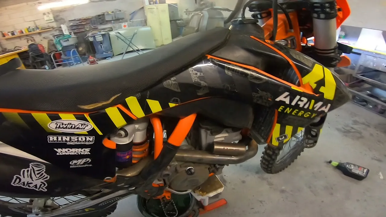 Zdjęcie Ile oleju do silnika Honda CRF 250? Sprawdź, aby uniknąć problemów
