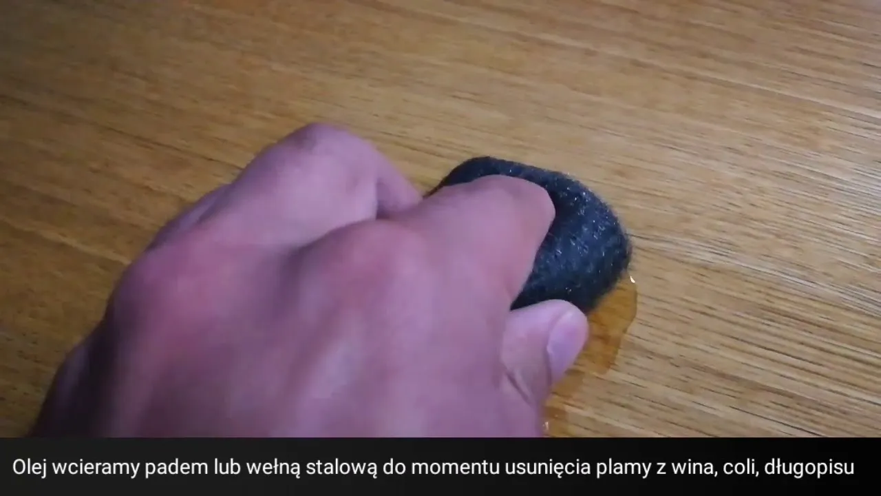 Zdjęcie Jak usunąć plamy z drewnianego blatu - skuteczne metody i porady