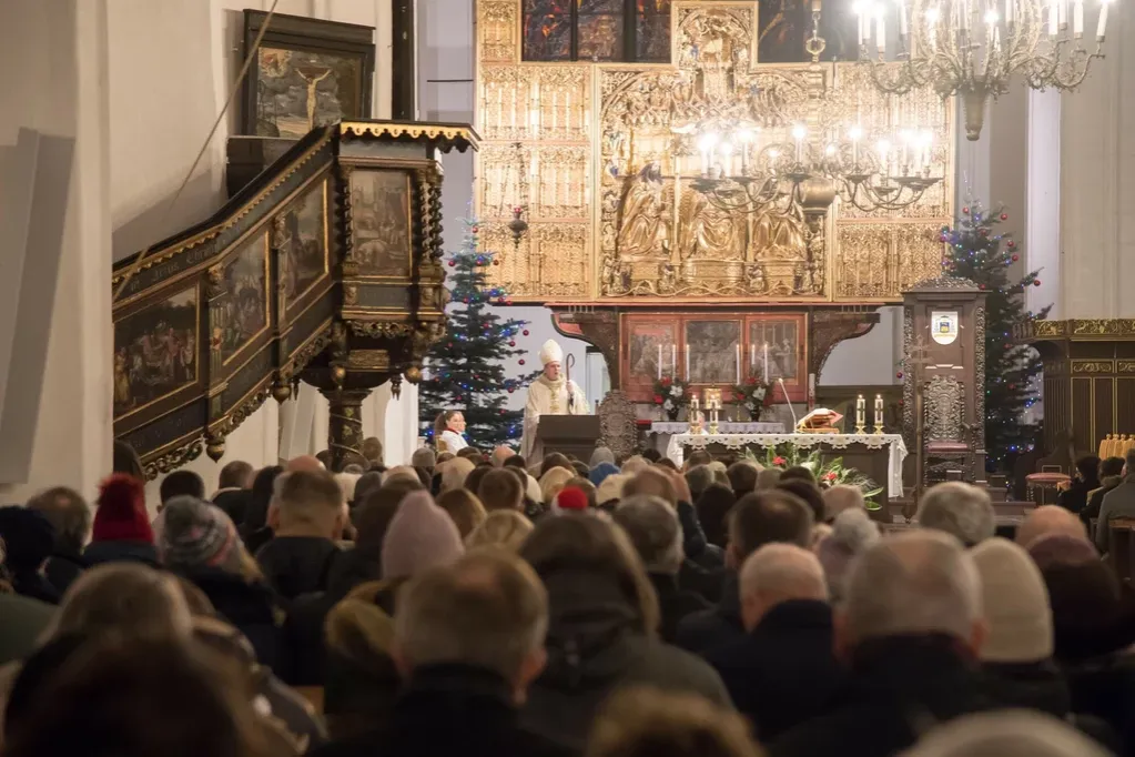 Zdjęcie Czy w Nowy Rok trzeba iść do kościoła? Obowiązek mszy i duchowe konsekwencje