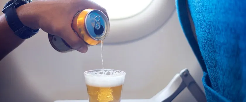 Zdjęcie Czy można pić alkohol w samolocie? Odkryj zasady i wyjątki