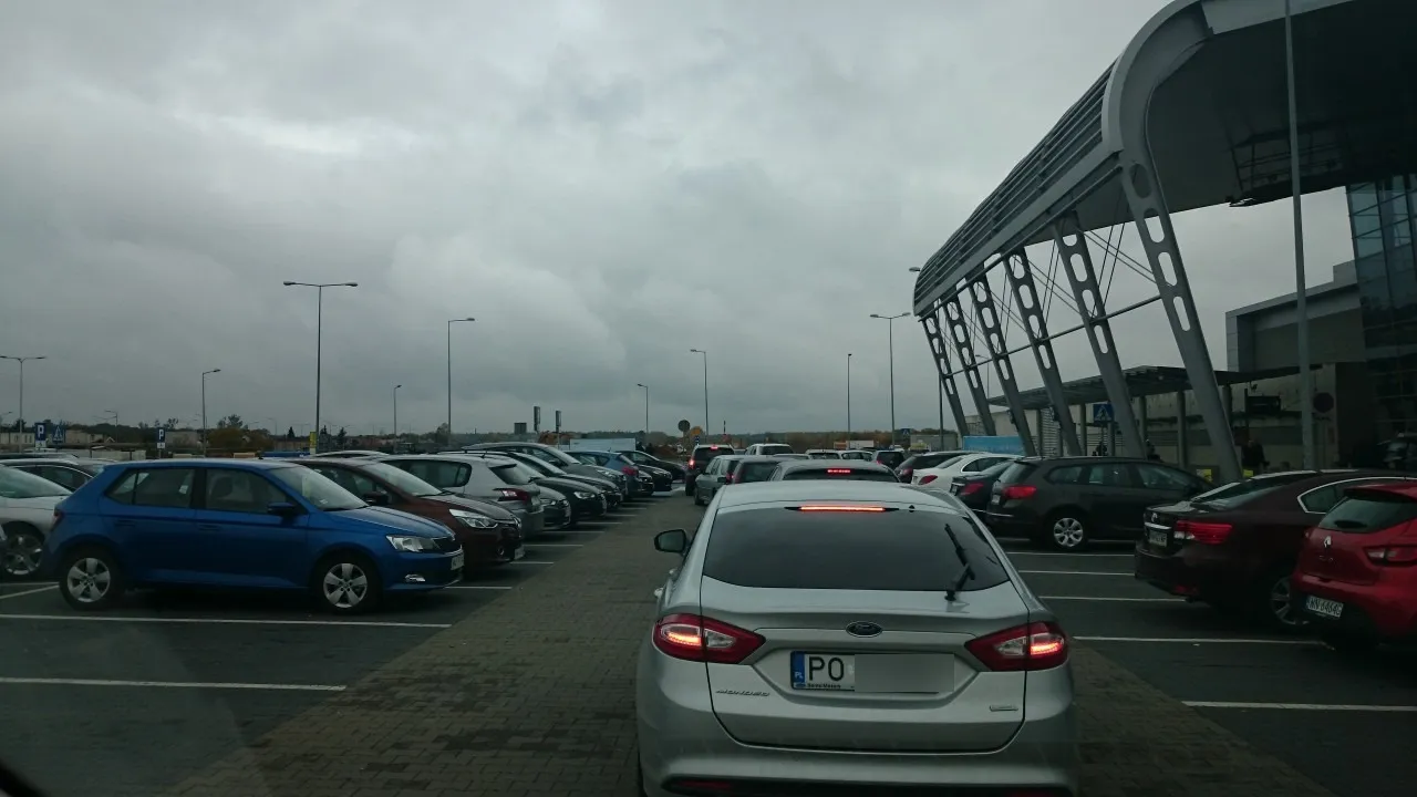 Zdjęcie Ile kosztuje wjazd na lotnisko Ławica? Sprawdź opłaty i opcje parkowania