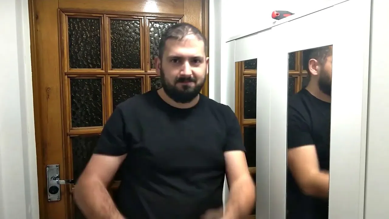 Zdjęcie Jak przykleić lustro do szafy – proste sposoby i skuteczne kleje