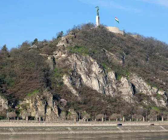 Zdjęcie Jakie skały znajdują się na górze Gellerta? Fascynujące odkrycia geologiczne