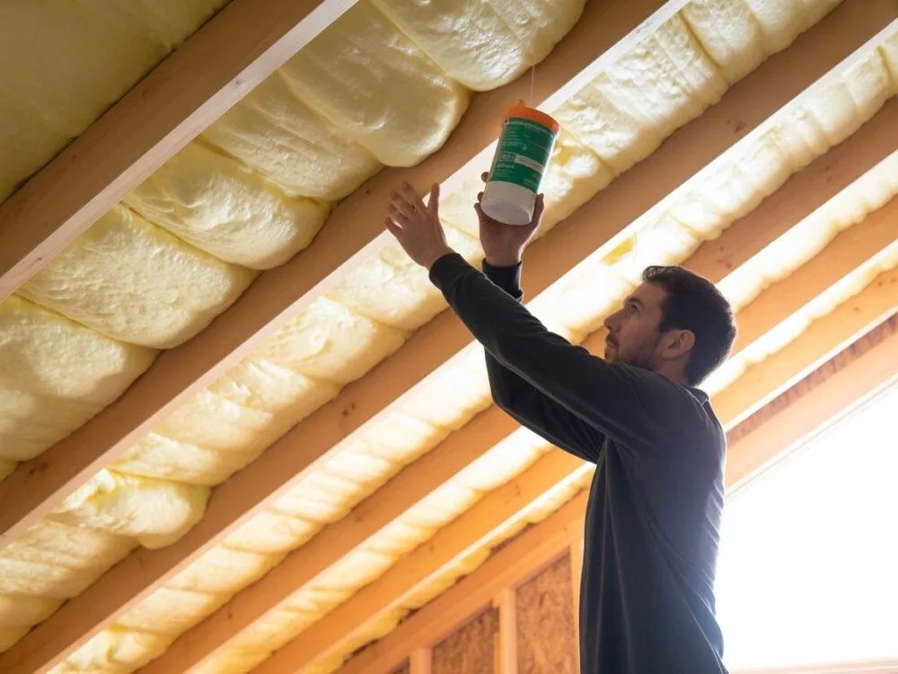 Zdjęcie Jaka folia pod wełnę na strop? Wybór, montaż i błędy