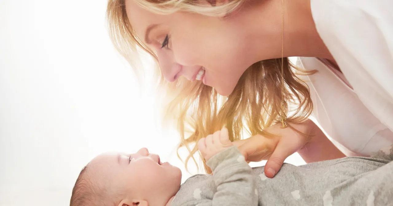 Zdjęcie Noworodek czka? Skuteczne sposoby i kiedy do lekarza