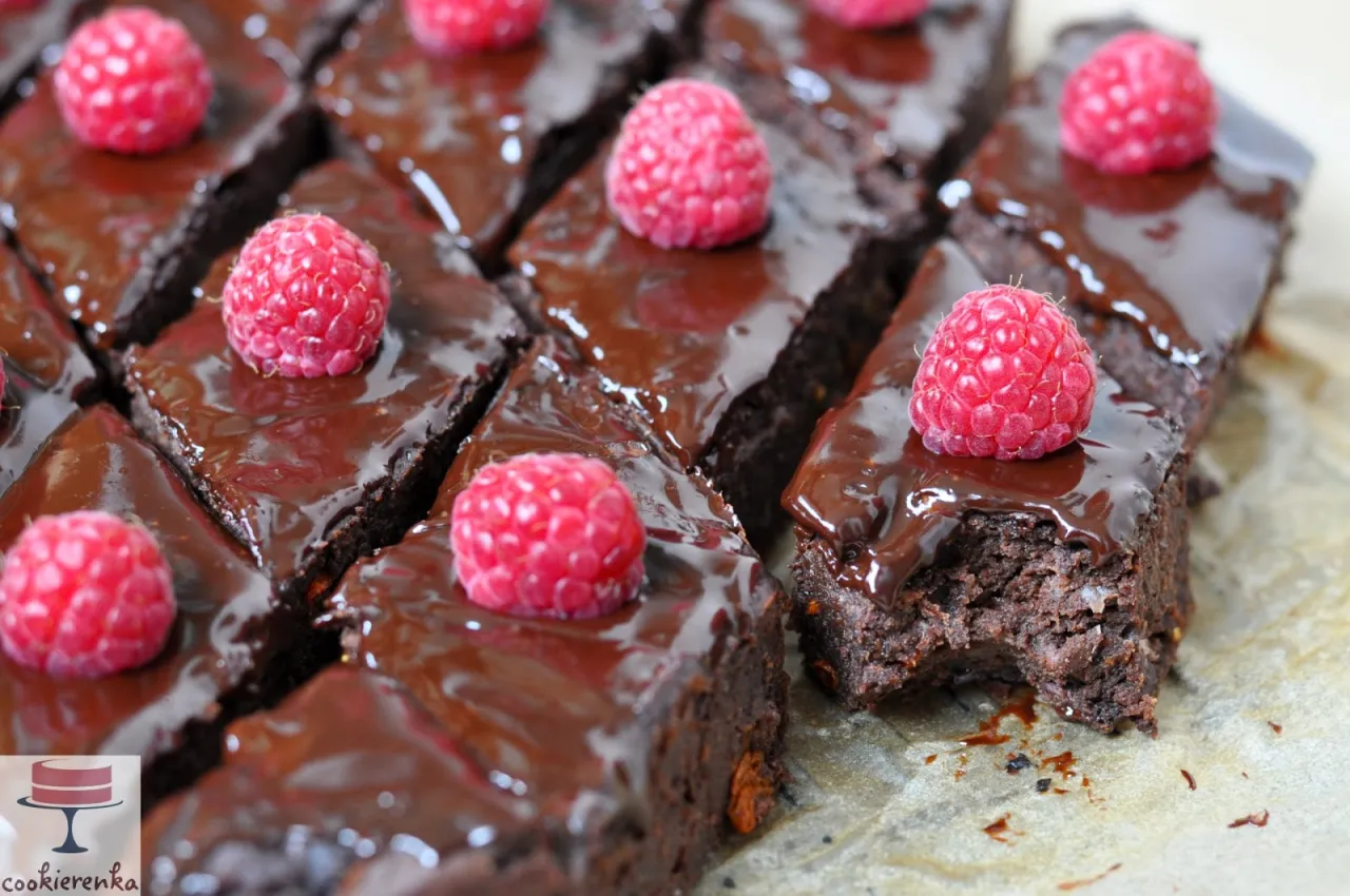 Zdjęcie Przepis na zdrowe brownie z fasoli z malinami - bez cukru i glutenu
