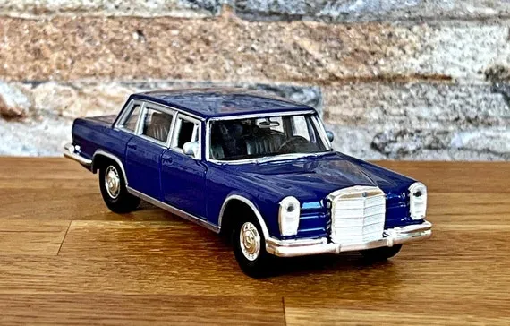 Zdjęcie Mercedes 600 w skali 1:43 - Kolekcjonerski model dla pasjonatów