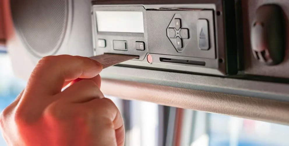 Zdjęcie Co grozi za jazdę bez karty kierowcy? Sprawdź kary i konsekwencje