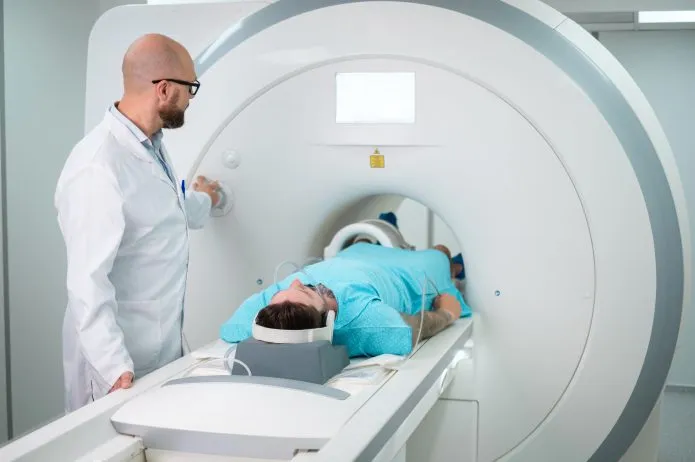 Zdjęcie Jak wygląda aparat do rezonansu magnetycznego i czy warto się go bać?