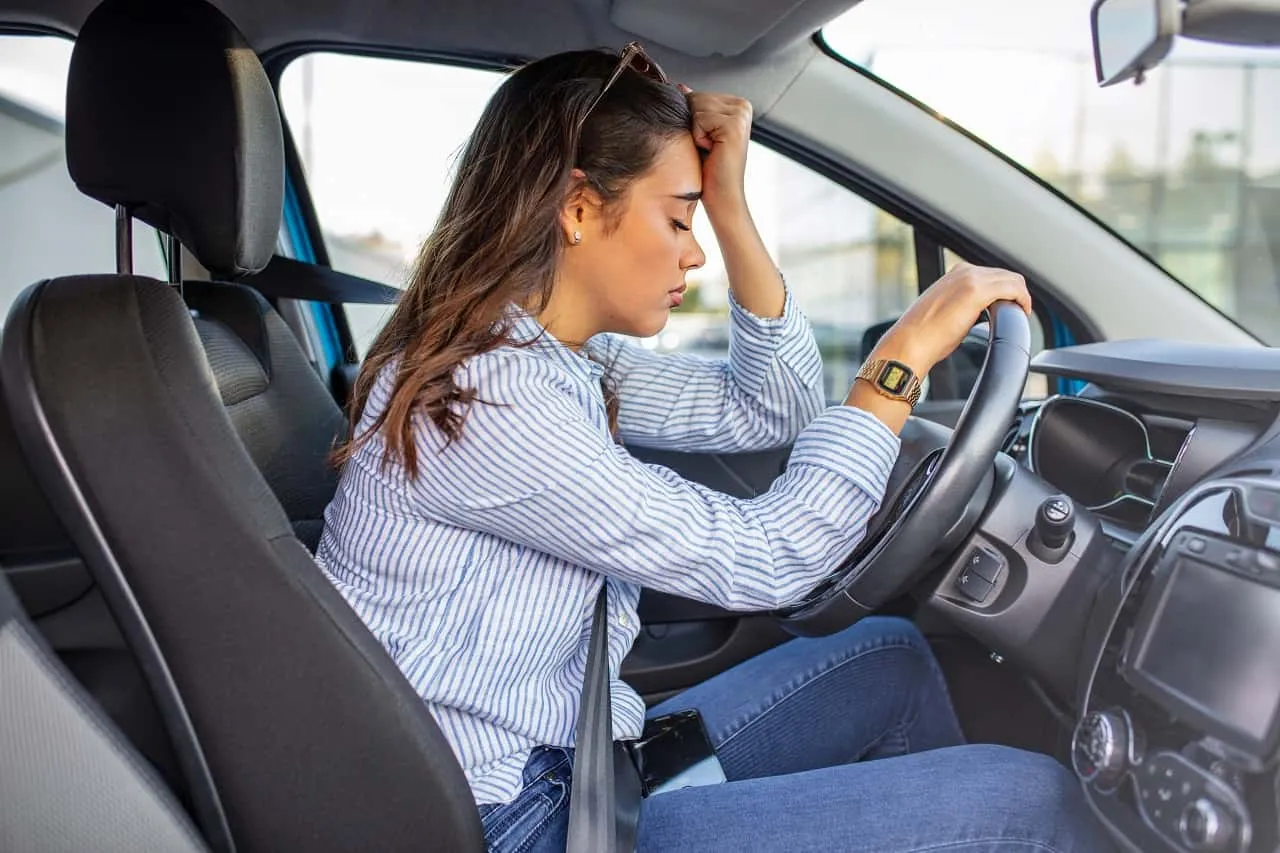Zdjęcie Wysokie kary za jazdę motorowerem bez uprawnień: konsekwencje i mandaty