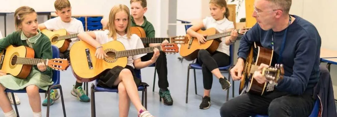 Zdjęcie Gitarre Unterricht: Finde die besten Kurse für jedes Niveau und Alter
