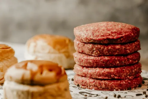 Zdjęcie Ile smażyć wołowinę na burgery, aby były idealnie soczyste?