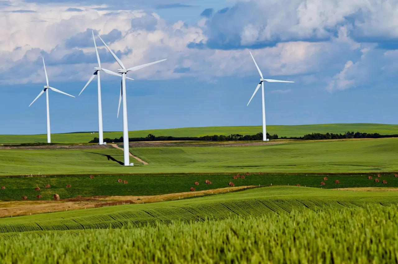 Zdjęcie Czy warto inwestować w elektrownie wiatrowe? Korzyści i zmiany prawne